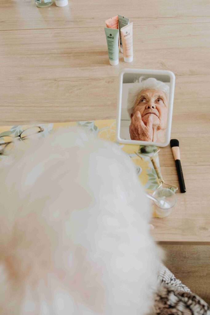 Activité socio-esthétique miroir femme